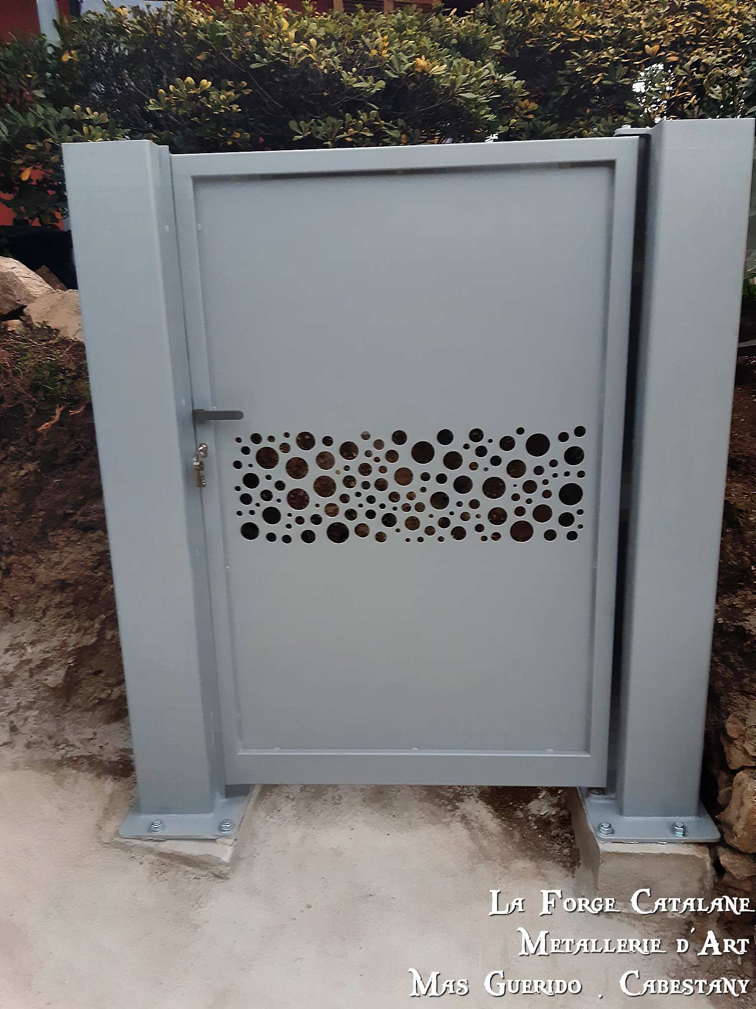 portillon tole plein avec decoupe laser centrale forge catalane.jpg